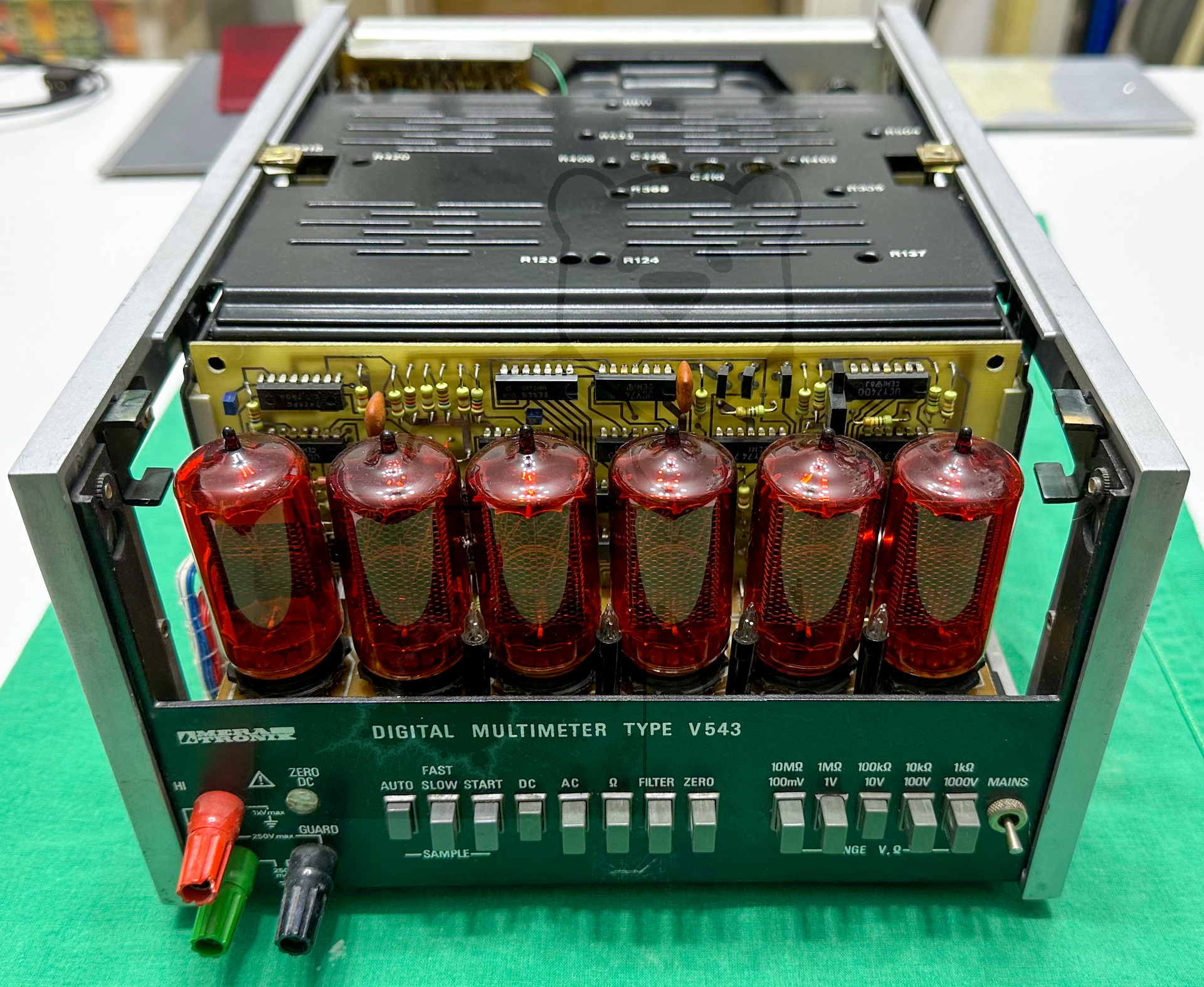 Frontal, ohne Plexiglas und Deckel